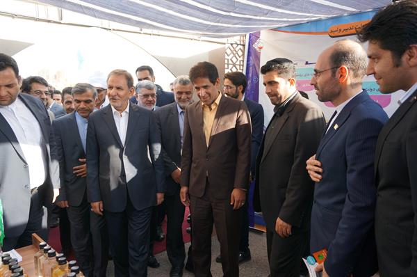 بازدید معاون اول رئیس جمهور از غرفه اداره کل ارتباطات و فناوری اطلاعات در نمایشگاه ششمین همایش روز ملی روستا و عشایر